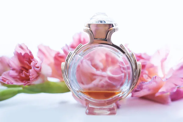 Kwiatowa butelka perfum z różowymi kwiatami — Zdjęcie stockowe