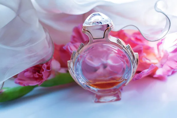 Perfume com flores rosa — Fotografia de Stock