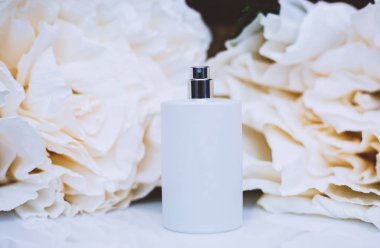 beyaz güller ile parfüm