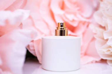 Pembe çiçekli beyaz parfüm 