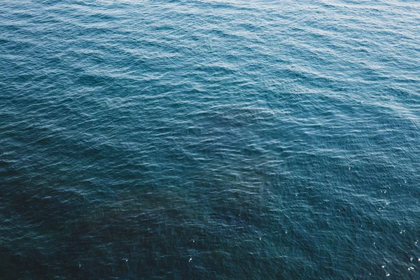 Su yüzeyi closeup - gölüzerinde dalgalar — Stok fotoğraf
