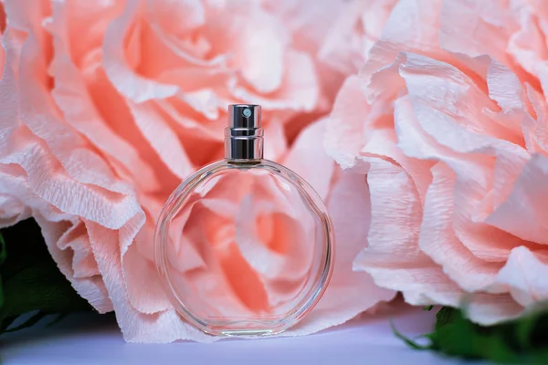 Garrafa feminina de perfume com flores rosa — Fotografia de Stock