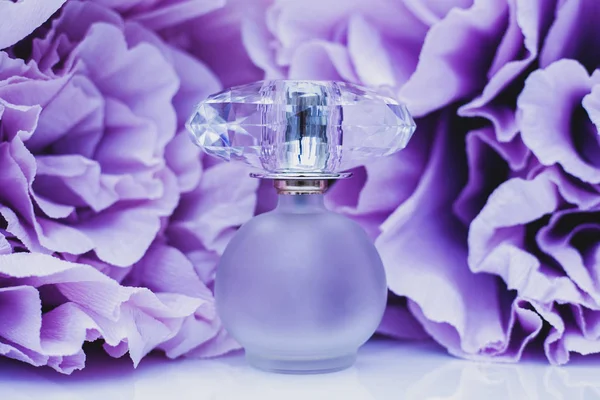 Perfumy kobiece na tle liliowy — Zdjęcie stockowe