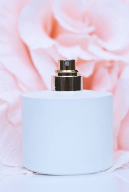 Açık arka planda çiçekli parfüm şişeleri. Parfümeri, çünkü