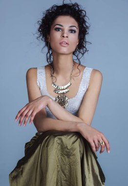 Güzel zarif afro-amerikan kadın Moda fotoğraf. Kız 