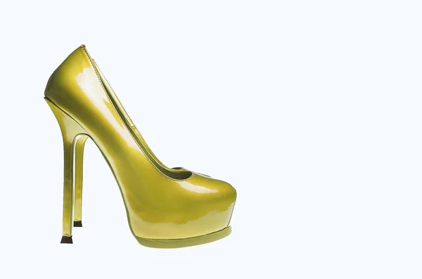 Chaussures en cuir verni jaune sur fond blanc — Photo