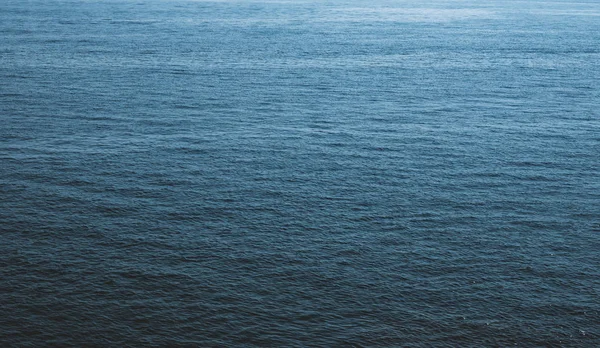 Superfície de água do oceano azul, textura de foto de fundo natural — Fotografia de Stock