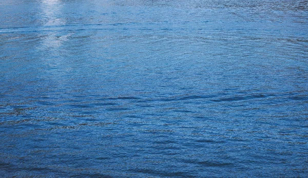 Blautöne Wasserwellen als Hintergrund — Stockfoto