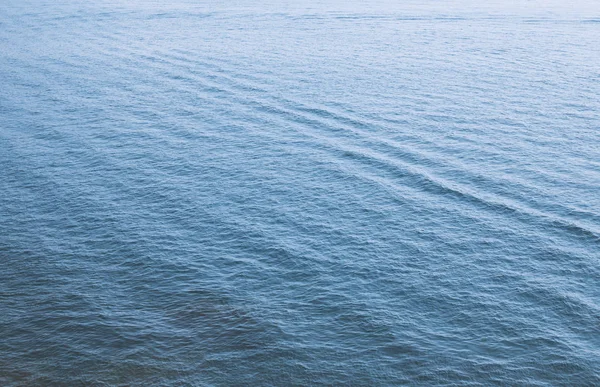 Blå ton vatten vågor yta som bakgrund — Stockfoto
