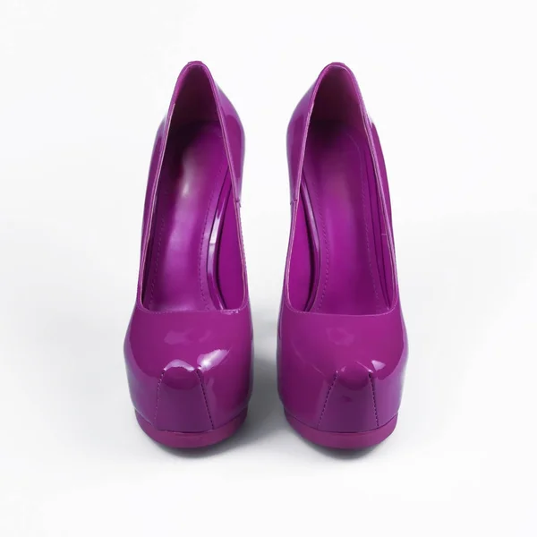 Vrouwelijke paarse schoenen op witte achtergrond — Stockfoto