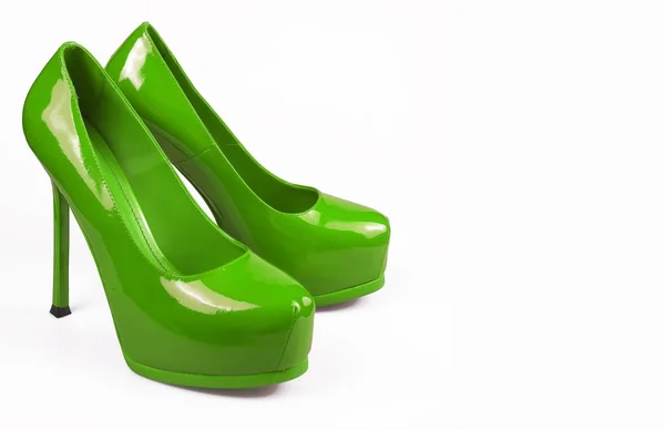 Vrouwelijke groene schoenen op witte achtergrond — Stockfoto