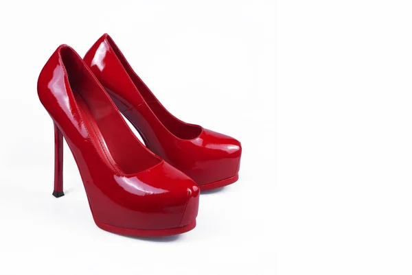 Scarpe rosse femminili su sfondo bianco — Foto Stock