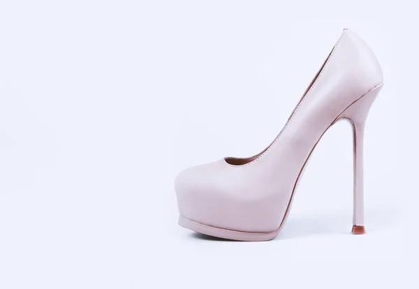 Kobiece różowe buty na białym tle — Zdjęcie stockowe