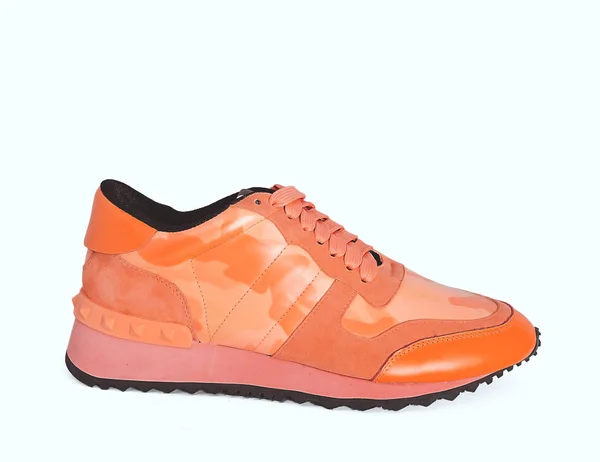 Sepatu oranye dengan latar belakang kuning — Stok Foto