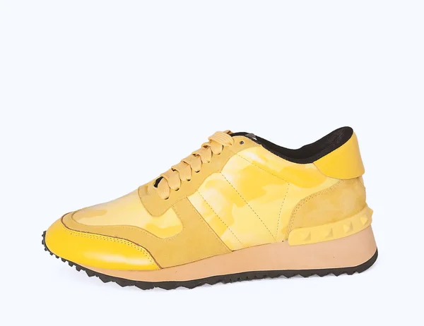 Sepatu kuning dengan latar belakang kuning — Stok Foto