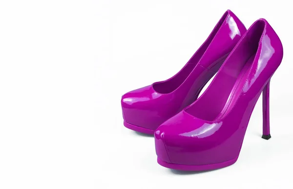 Zapatos de color púrpura femenino sobre fondo blanco — Foto de Stock