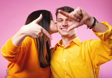 mutlu çift. Kız bir adam öper