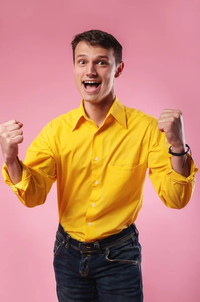 Portrét Hezkého Přitažlivého Příjemného Veselý Chlapík Žluté Košili Nejlepší Štěstí — Stock fotografie