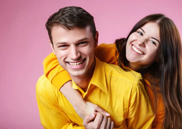 Porträtt av ett lyckligt par som skrattar åt kameran — Stockfoto