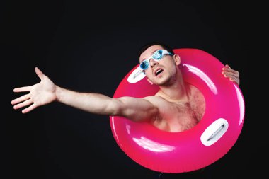 Adam tatilde istiyor