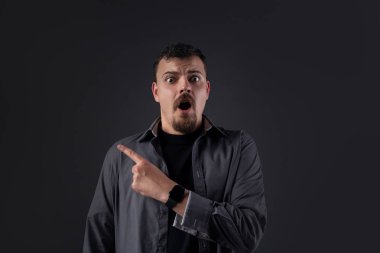 şok adam bir parmak gösterir