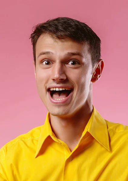 Śmiech facet z otwartymi ustami w żółtej koszulce — Zdjęcie stockowe