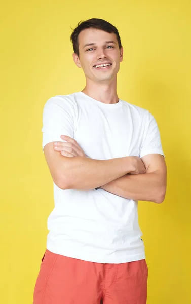 Knappe Jonge Man Glimlacht Lacht Gele Achtergrond — Stockfoto