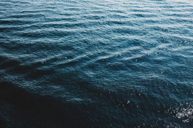 Mavi su doku koyu ve açık alana sahip dalgaların