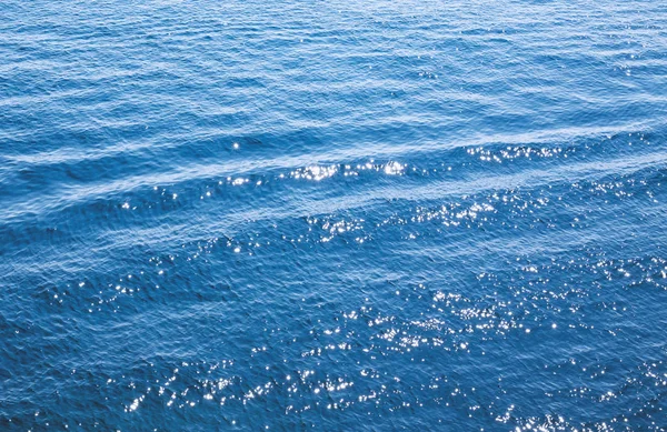 Sinisen veden pinta — kuvapankkivalokuva