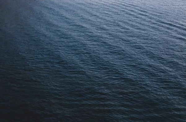 Hermosa textura de ola de mar azul profundo — Foto de Stock