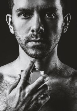 çıplak adam ve parfüm