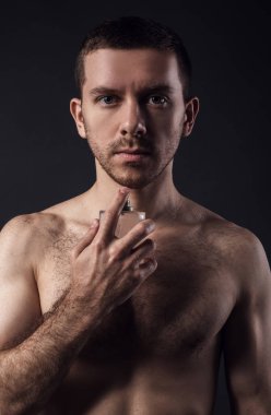 çıplak adam ve parfüm