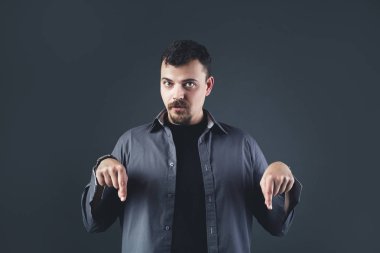 İşaret ettiğim yere baksan iyi olur. Gerçekten iyi görünümlü İspanyol malı.