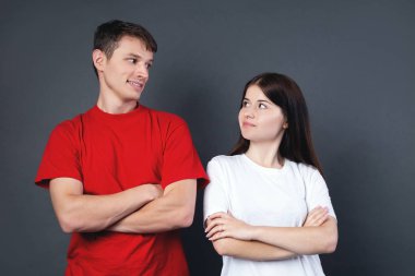 Erkek ve kız birbirlerine bakıyorlar.