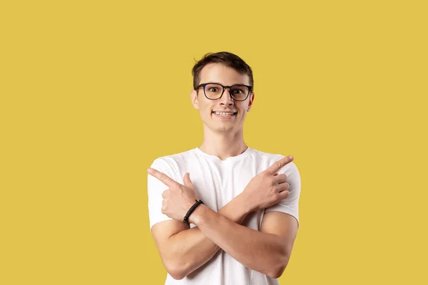 Portrait of happy caucasian guy pointing up with both hands and — Stock Photo, Image