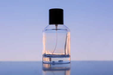 mavi zemin üzerine parfüm şişesi 