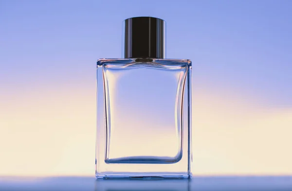 Elegante frasco de perfume sobre fondo azul — Foto de Stock