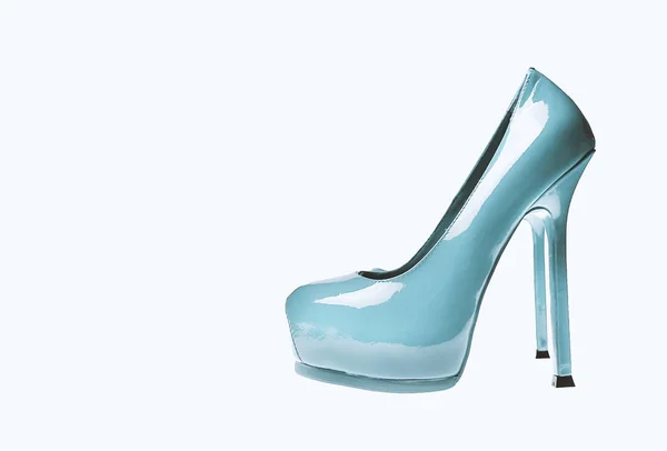 Sapatos femininos azuis no fundo branco — Fotografia de Stock