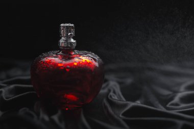 Koyu arkaplana parfüm sıkmak,