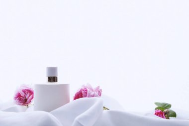 Beyaz arka planda parfüm ve güller