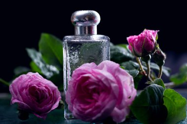 Parfüm şişesi ve pembe güller