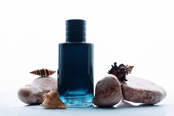 Botella Perfume Azul Con Piedras Sobre Fondo Blanco — Foto de Stock