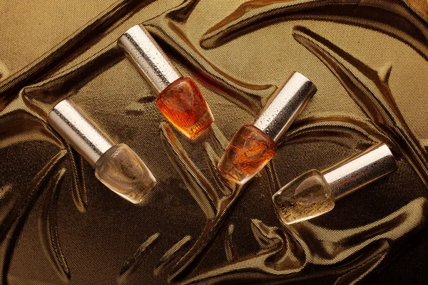 Чотири Маленькі Пляшки Парфумів Золотій Тканині — стокове фото
