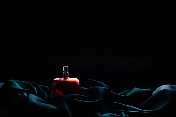 Butelka Perfum Czarnym Tle — Zdjęcie stockowe
