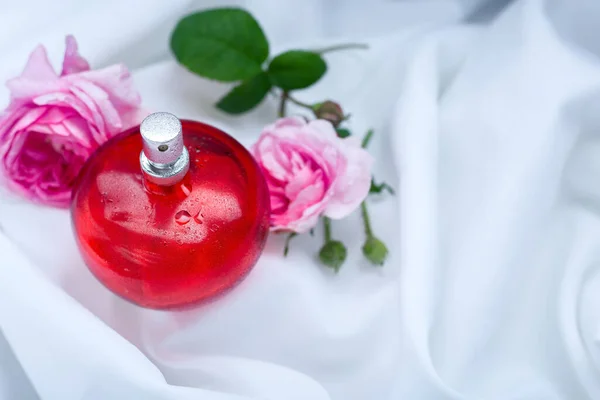 Bottle Perfume Pink Roses — Stock Photo, Image