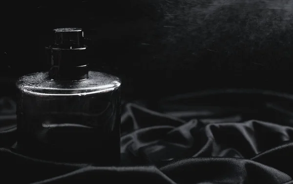 Frasco Perfume Pulverización Sobre Fondo Negro — Foto de Stock