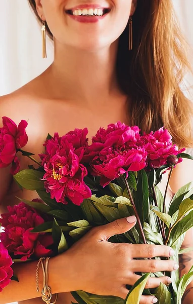 Menina Rindo Feliz Segura Buquê Flores — Fotografia de Stock