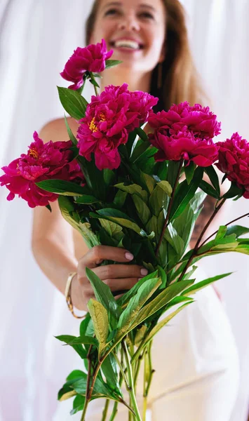 Femme Heureuse Tenant Bouquet Pivoine Devant Visage Matin Doux Moment — Photo