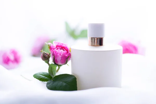 Botella Perfume Con Flores Sobre Fondo Claro — Foto de Stock