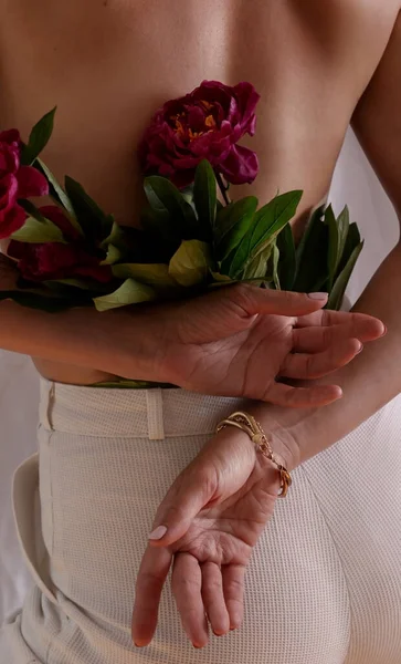 Menina Nua Segurando Flower Beauty Feminino Volta Com Flores — Fotografia de Stock